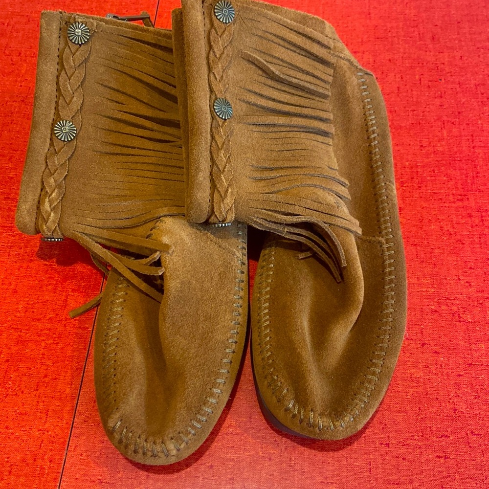 Minnetonka brown leather moccasins-new/never worn size 7